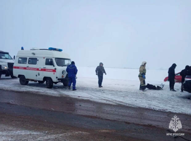 В Республике Башкортостан на трассе в Караидельском районе произошло ДТП с участием четырёх автомобилей: два человека погибли, ещё несколько пострадали, в том числе министр здравоохранения региона Айрат Рахматуллин, его помощник и водитель. «Прибыв на место, сотрудники МЧС России и Госкомитета РБ по ЧС произвели деблокирование и оказали первую помощь пострадавшим», – сообщили в МЧС региона.