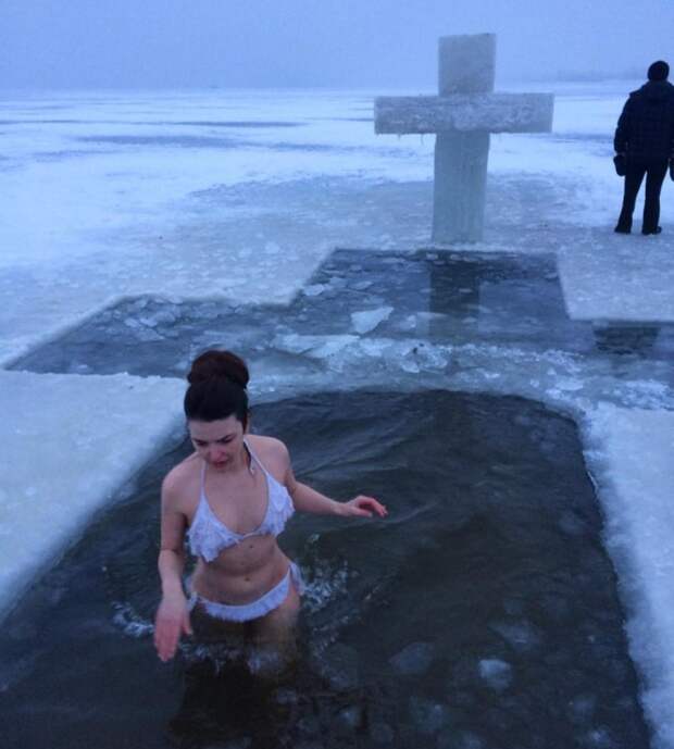 Православные красавицы прыгают в прорубь девушки, зима, крещение, купание
