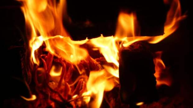 В доме на Кондратьевском проспекте загорелась квартира