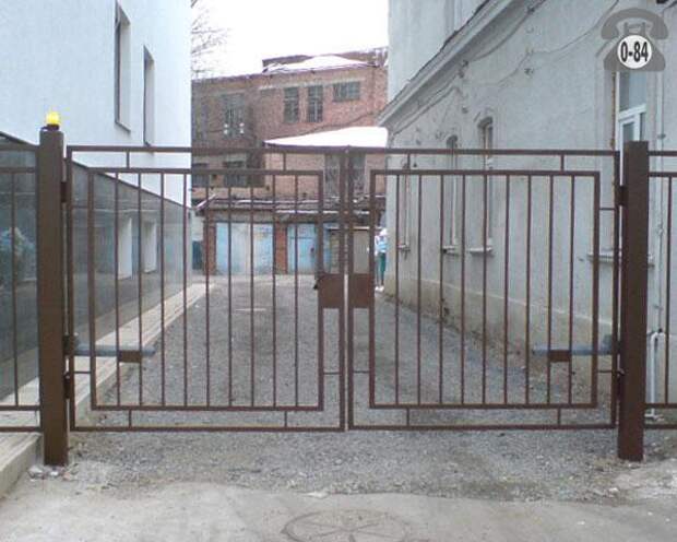 Имеют ли право закрывать воротами дворы домов?