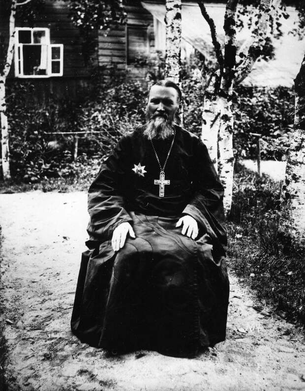 25 Иоанн Кронштадский в саду своего дома. 1899 г (545x700, 248Kb)