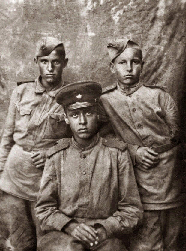 Брат мамы, Алеша Прокопенко (в центре). Погиб на фронте.