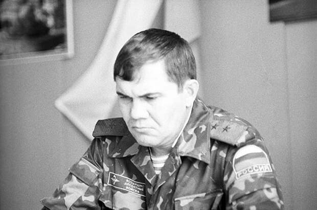 Командующий 14-й гвардейской общевойсковой российской армией генерал-лейтенант Александр Лебедь, 1993 г.