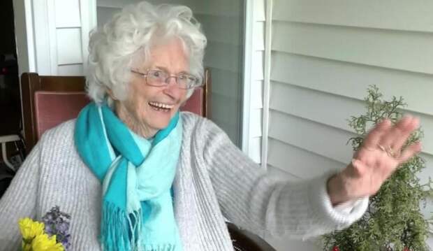 Бабушка каждый день провожала детей до школы, и когда ей понадобилась помощь, они отплатили тем же