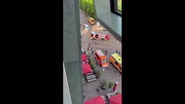 Автомобиль врезался в толпу людей в немецком городе Лейпциг, несколько человек пострадали.
