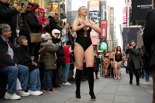 Полураздетые девушки всех размеров прошлись по Таймс-сквер