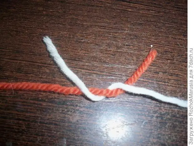 Нитка сверху. Двойная нитка. Как связать две нитки с маленьким узелком. Как завязать узел с помощью 2 ниток. Как вязать из 2 ниток узелок фото.