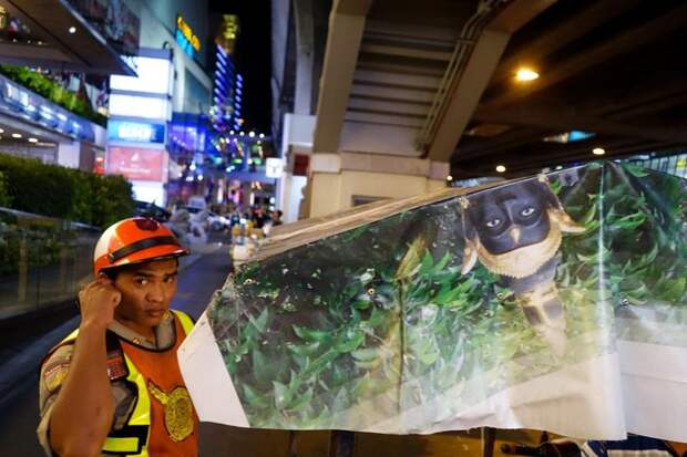 Бангкокский инженер делает броские снимки-карикатуры о жизни своего города