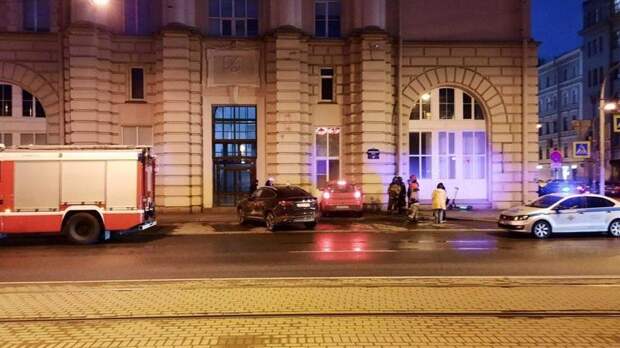 Легковушка въехала в здание ИТМО на Кронверкском проспекте