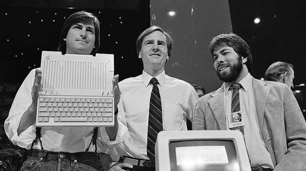 1 апреля 1976 года Стив Джобс совместно со Стивом Возняком основали компанию Apple. история, факты, фото