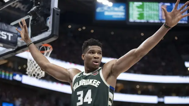 Дабл-дабл Адетокунбо помог «Милуоки» обыграть «Голден Стэйт» в НБА