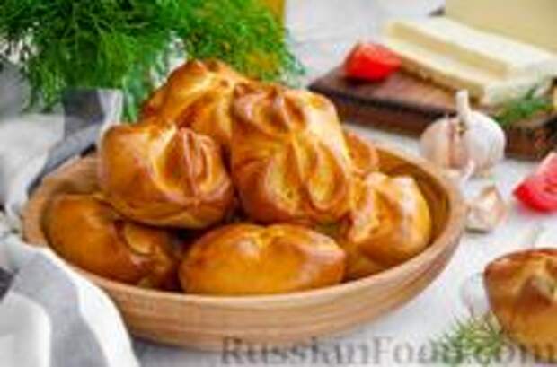 Фото к рецепту: Булочки с творогом, сыром и зеленью