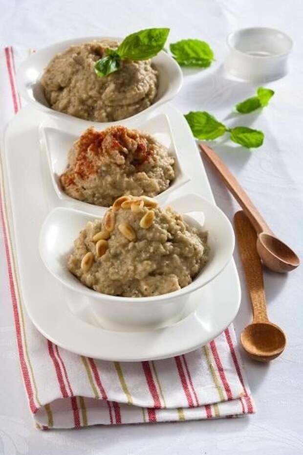 Икра из баклажанов с орехами и красным перцем
