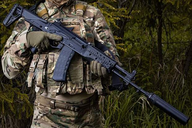 Первую в этом году крупную партию обновленных автоматов АК-12 отправили в войска