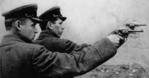 В 1922 году в СССР могли расстрелять за неисполнение обязательств по договору, в 1960 – за мародёрство, в 1962 – за взяточничество./Фото: 1.bp.blogspot.com
