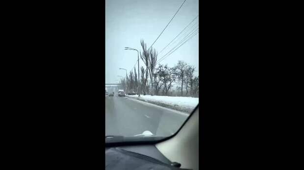 Ситуация на дороге в Ханжёнково в Макеевке. Автомобиль повис передом на высоком бордюре https://t.me/webmoney_dn/312058Video: Клип