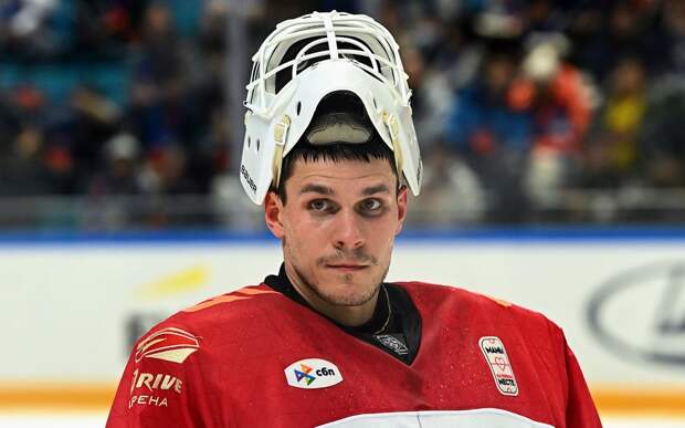 Сурин: «Два судьи как в Кремле стоят и охраняют вратаря «Авангарда» Серебрякова»