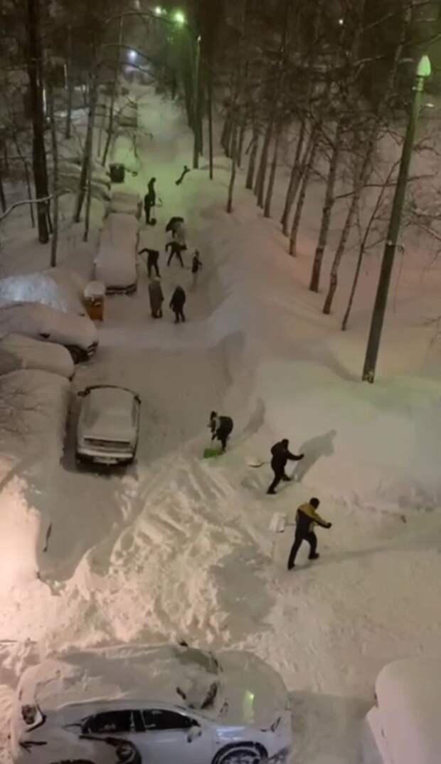 Жители Казани помогают дворникам чистить снег во дворах