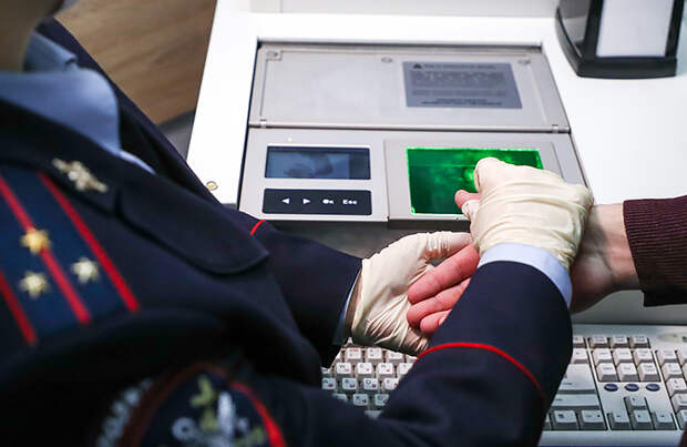 В России собираются снимать отпечатки пальцев у всех въезжающих иностранцев
