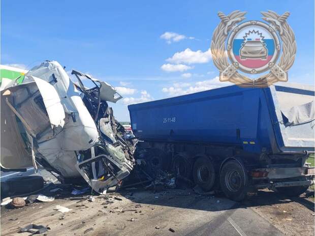 Двое мужчин погибли в ДТП с тремя грузовиками в Саратовской области