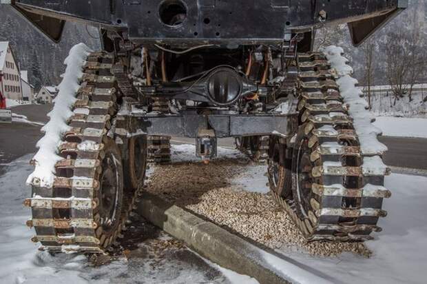 Land Rover с генами гусеницы