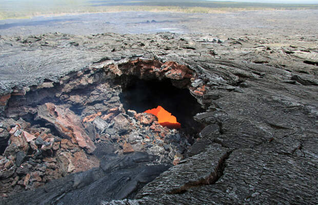 Мы продолжаем наблюдать за лавой на Гавайах, здесь виден горячий поток под поверхностью