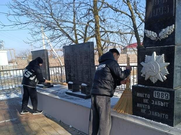 Молодежь Новобжегокая взяла шефство над памятником