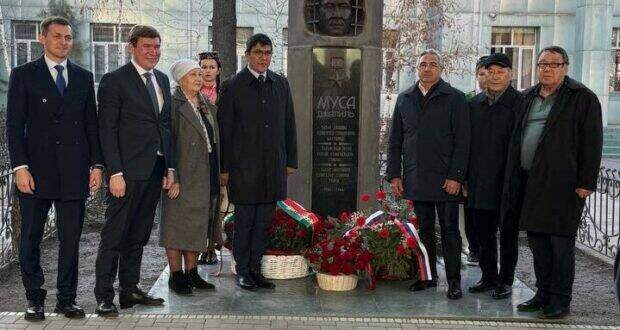 Васил Шәйхразыев Кыргызстанда Муса Җәлил бюстына чәчәкләр салды