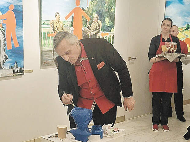 Игорь Новиков окрасил «головы Давида»: перформанс на московской выставке