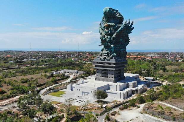И 15-я самая высокая статуя в мире: 75-метровый памятник индуистскому богу Вишну и его птице Гаруде на Бали. Открыт в сентябре 2018 года в мире, высота, красота, люди, памятник, подборка, статуя, факты