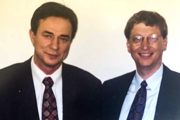 Слева от Билла Гейтса бывший советский учёный-оборонщик Александр Галицкий. 1997 год