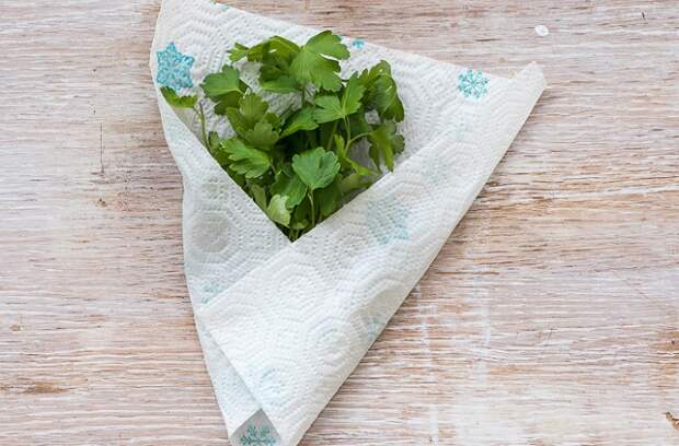Оберните влажным полотенцем зелень, чтобы она долго сохраняла свою свежесть. / Фото: gastronom.ru
