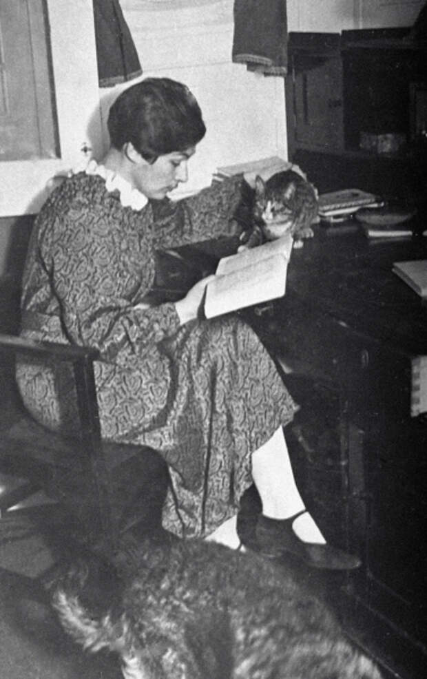 Анна Щетинина читает книгу в своей каюте, 1935 год
