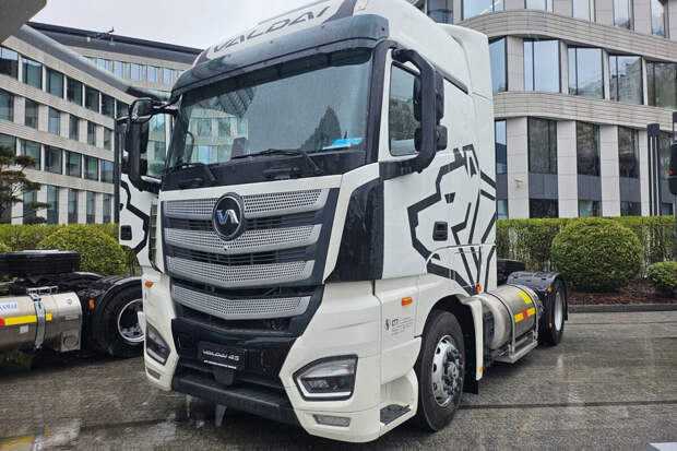 В продажу пошел магистральный тягач "Валдай 45 LNG"