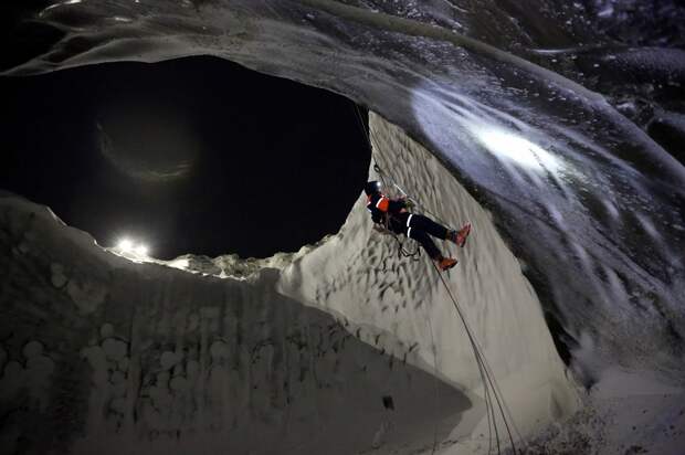 Ученые впервые спустились на дно гигантской "черной дыры" на Ямале
