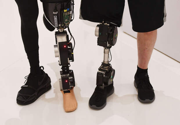 Бионические конечности на выставке в Лас-Вегасе, штат Невада