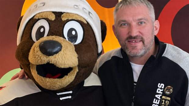 Овечкин не может без хоккея даже в отпуске! Рванул на матч фарм-клуба «Вашингтона», махал полотенцем и принес удачу