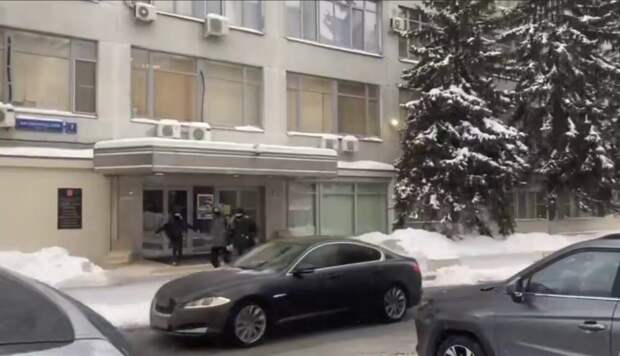 В Москве активисты повесили велосипедный замок на дверь офиса Роскомнадзора