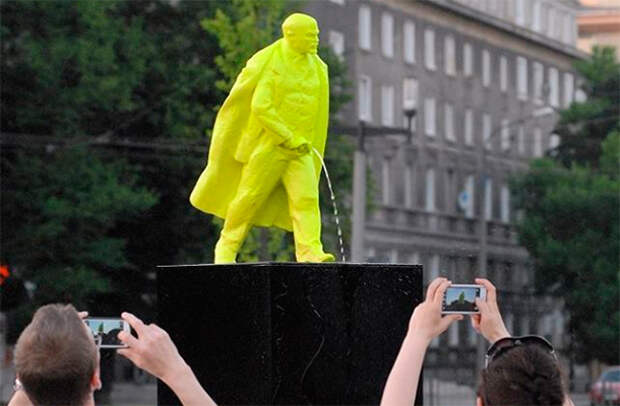 Поляки построили памятник писающему Ленину
