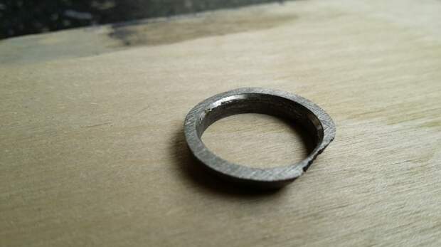 Парень подарил своей девушке обручальное кольцо, которое он сам сделал из куска метеорита кольцо, красота, обручальное кольцо, своими руками