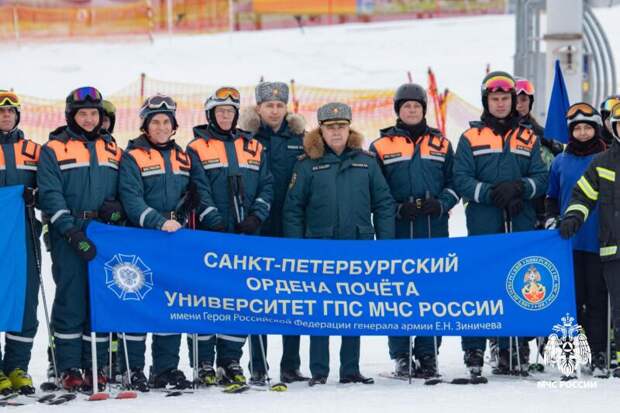 В преддверии юбилея Санкт-Петербургского университета ГПС МЧС России состоялся первый в истории вуза массовый горнолыжный спуск
