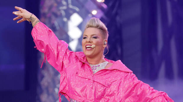 «Это платье не для подростка!»: редкий выход Пинк с дочкой возмутил общество