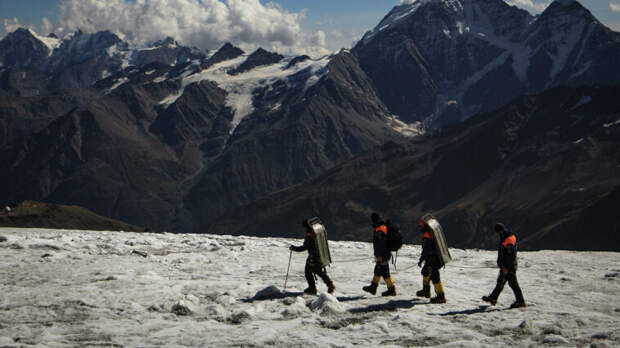 Тела троих погибших на Эльбрусе альпинистов планируют спустить в воскресенье