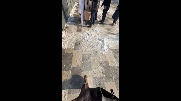 В Москве глыба льда с 20 этажа упала на женщину с ребенком