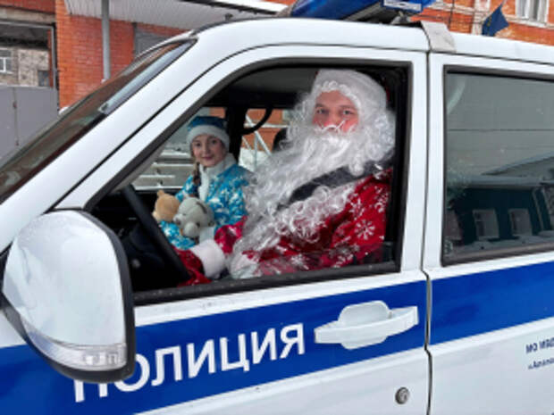 В Свердловской области полицейские присоединились к Всероссийской акции «Полицейский Дед Мороз 2026»