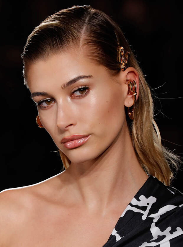 Хейли Бибер на показе Versace 