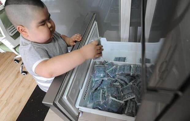 Пятилетний "маленький Будда", который самостоятельно зарабатывает деньги себе на лечение