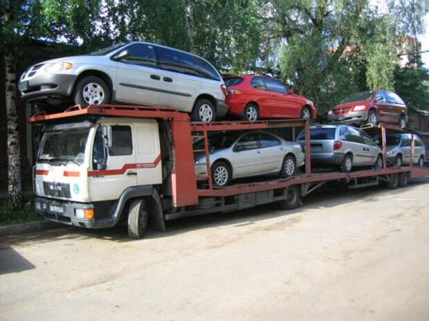 Столичные автодилеры забили склады непроданными иномарками