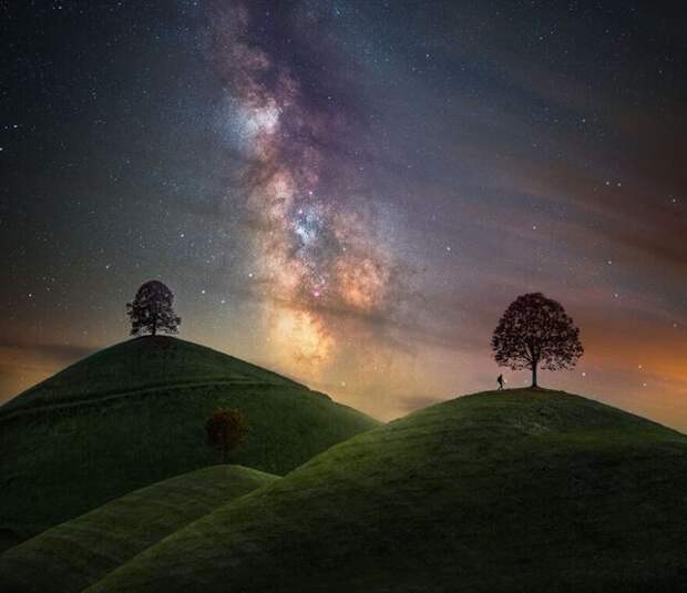 Фотограф запечатлел красоту дневного и ночного неба (16 фото)