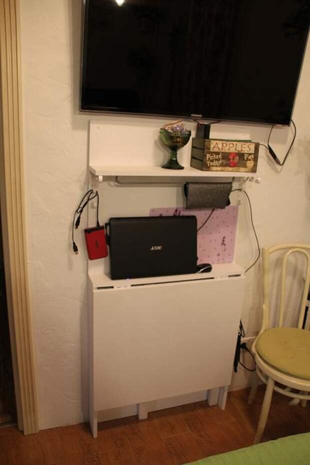 Складной письменный стол, стол-трансформер для маленькой квартиры, телевизор на стене